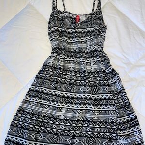 Cute H&M SIZE 2 dress. Black & white. Excellent condition
